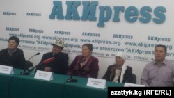 Ишкер Сактан Келдибаевдин туугандары Бишкектеги маалымат жыйынында. Алар Канжар Кадыралиевди карактоону уюштурган деп айыптап чыгышкан. 10-октябрь, 2014-жыл