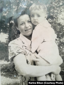 Марія з сином Мироном на руках, 1959 рік