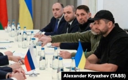Денис Кірєєв (крайній зліва) під час переговорів із Росією в Білорусі, 28 лютого 2022 року. За словами Буданова, головне завдання, яке ГУР ставило на переговорах перед Кірєєвим – це затягнути процес перемовин для того, щоб виграти час
