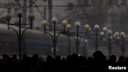 Польшага кетчү поезддин алдында турган украиналыктар. Сүрөт Львовдо тартылган. Кабарга тиешеси жок, иллюстрация үчүн колдонулду. 