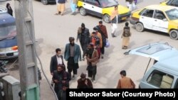 روزانه صدها تن از باشندگان ولایت‌های مختلف و ولسوالی‌های هرات در مسافرخانه‌های شهر هرات انتظار می‌کشند و پس از هماهنگی با قاچاقبران انسان، نخست به ولایت نیمروز می‌روند و پس از آن سفر دشوار و خطرناک را در دل دشت‌ها و کوه‌ها آغاز می‌کنند.
