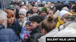 Украина качаклары илдән китүче поездга утыра