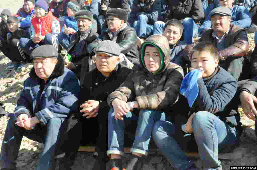 И стар и млад наслаждается зрелищными праздничными мероприятиями.