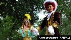 Парень и девушка в старинной французской одежде на мероприятиях ко Дню взятия Бастилии. Алматы,  13 июля 2015 года.