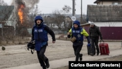 Журналісти під час висвітлення бойових дій в Ірпені на Київщині, 6 березня 2022 року