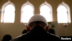 Крым татарлары мечитте. Иллюстрациялык сүрөт