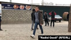 تعدادی از افغانهای مهاجر در تاجیکستان 