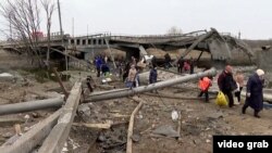 Ուկրաինա - Կիևին մերձակա Իրպինի բնակիչները հեռանում են քաղաքից ինտենսիվ ռմբակոծությունների պատճառով, մարտ, 2022թ․