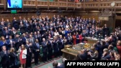 Համայնքների պալատը հոտընկայս ողջունում է Ուկրաինայի նախագահ Վլադիմիր Զելենսկու տեսաուղերձը, արխիվ, Լոնդոն, 8 մարտի, 2022թ.