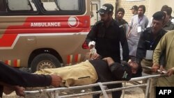 Пакистандын Балучистан провинциясындагы жардыруудан жаракат алгандар. 