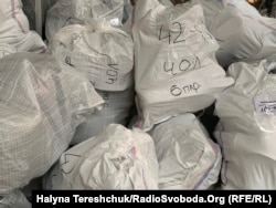 Посортована допомога готова для відправлення потребуючим