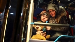 Украинадан Еуропаға кетіп бара жатқан әйел мен бала. 5 наурыз 2022 жыл. 