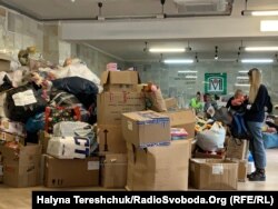 Волонтери такі коробки розсортовують