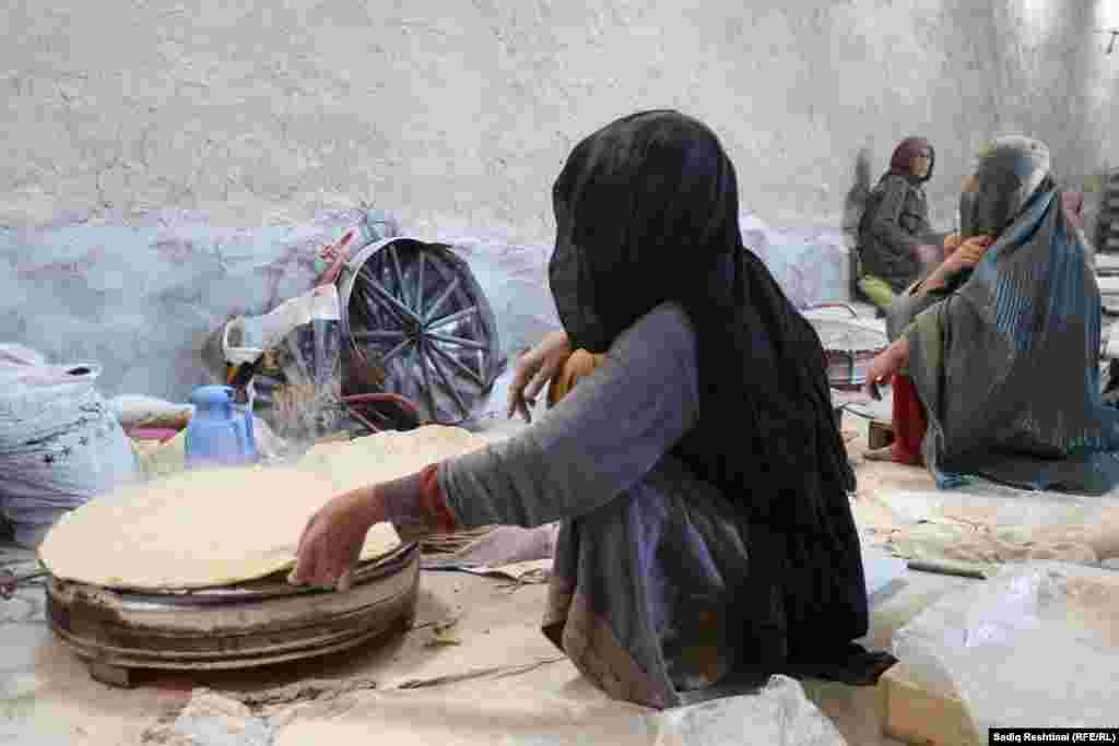 Ооганстан, Кандагар. Оогандык он чакты жакыр аялды иш менен камсыздаган наабайкана. Март, 2022-жыл.&nbsp;