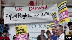 پناهجویان و نهاد های دفاع از حوق پناهنده گان نیز همواره خواهان برخورد قانونی و رعایت موازین بشری در برابرکسانی استند که خواستار پناهنده گی و آغاز زنده گی جدید استند.