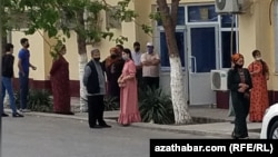 Çetki şäherçelerden gelen ýaşaýjylar Türkmenbaşynyň çörek kärhanalarynyň dükanlaryndan çörek satyn almak üçin gijäniň aýazly sowugynda nobata durýarlar. (Illýustrasiýa surat)