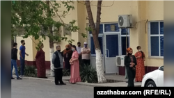 У продуктового магазина. Ашхабад (иллюстративное фото)   