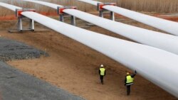 Техники инспектируют лопасти турбин, Франция, 2012 год