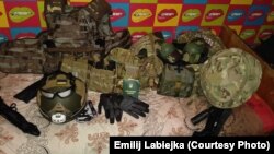 Рыштунак і дакумэнт, фота беларускага добраахвотніка Эмілія Лабейкі