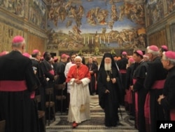 Архівне фото: папа Бенедикт XVI та Вселенський патріарх Варфоломій серед кардиналів в Сікстинській капелі. 18 жовтня 2008 року
