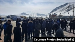 Жапаров менен жолугуу үчун чогулган эл.