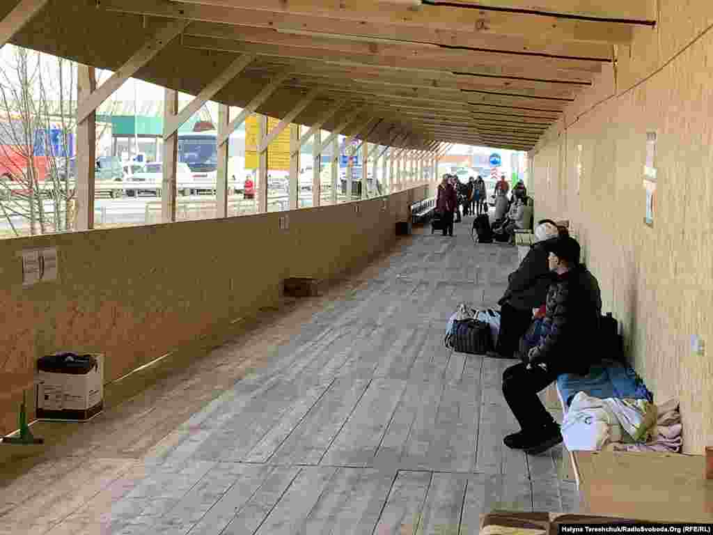Перед пунктом пропуску &laquo;Краковець&raquo; облаштувати перехід, де встановлені лавки.&nbsp;Тут люди чекають на своїх знайомих чи рідних, які ще доїжджають
