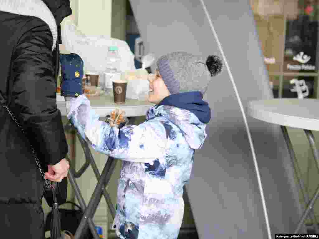 Польшалык ыктыярчылар украиндер үчүн вокзалдын өзүндө эле тамак-аш пункттарын орнотушуп, келгендерге ысык чай, тамак-аш беришүүдө.