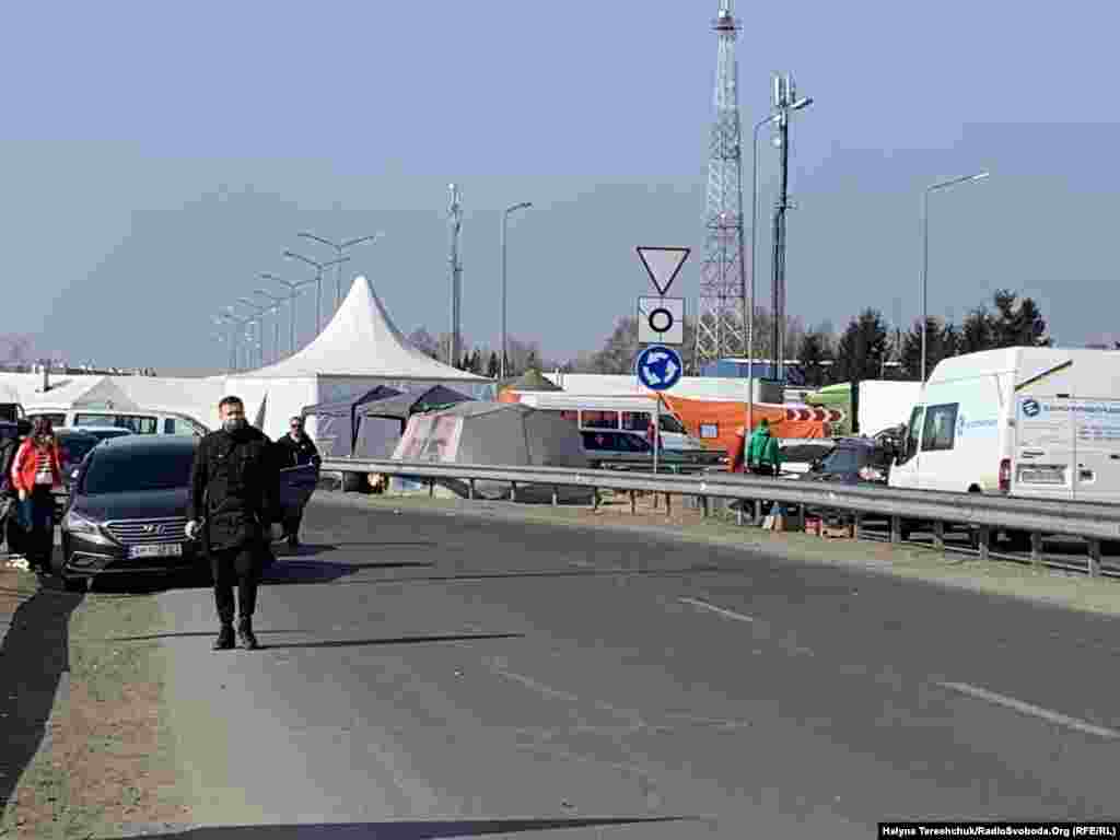 У пункті пропуску &laquo;Краковець&raquo; встановлені намети, де біженцям роздають гарячу їжу і напої, надають медичну допомогу. Тут цілодобово чергують волонтери