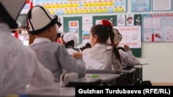 Кыргызстандагы мектептердин бири. Иллюстрациялык сүрөт.