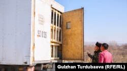 Кыргыз-казак чек арасындагы "Ак-Тилек" өткөрмө бекети. 2022-жыл. Иллюстрация. 