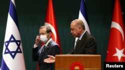 İsrail prezidenti İshaq Herzoq (solda) və  Recep Tayyip Ərdoğan (Arxiv fotosu)