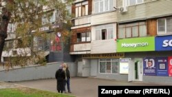 Гаухар жана Султан азык-түлүк алуу үчүн барган дүкөн.