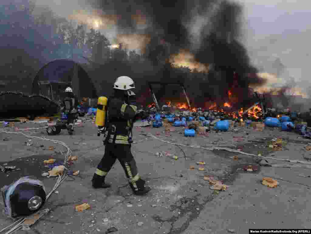 Өрт өчүрүүчүлөр Киевдеги кампадагы жалынды өчүрүп жатышат. Өрт украиналык күчтөр Орусиянын ракетасын атып түшүргөндөн кийин башталган. 8-март, 2022-жыл.&nbsp;