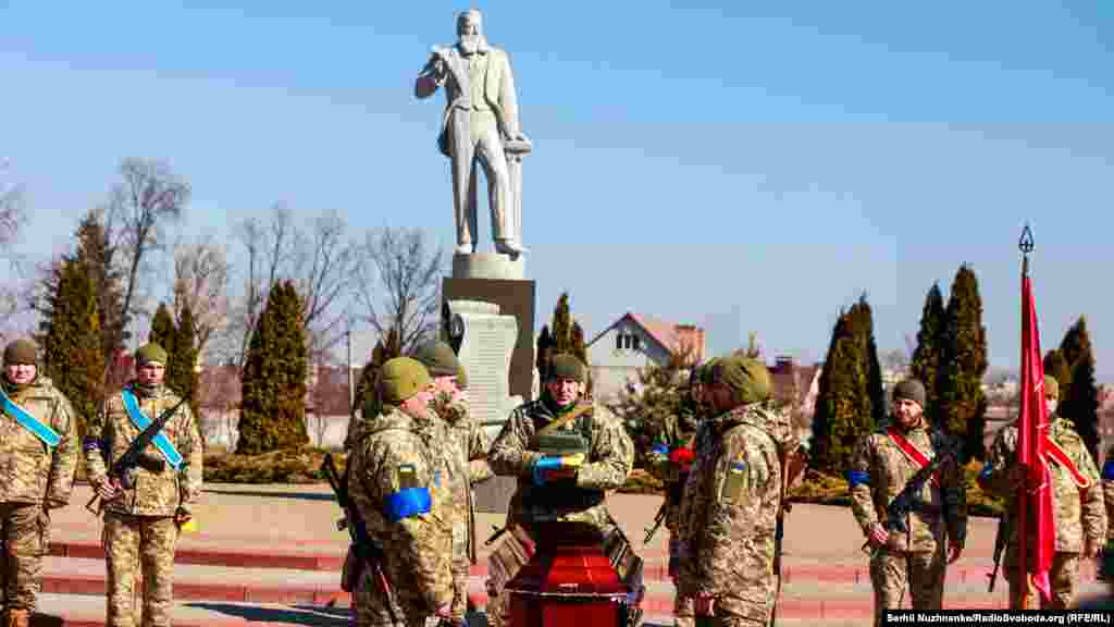 Прощання з полковником ЗСУ Валерієм Гудзем, який загинув внаслідок атаки російських військ на Луганщині. Київська область, 15 березня 2022 року