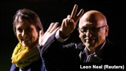 Назанин Загари-Рэтклифф (солдо) менен Ануше Ашуринин (оңдо) Британияга кайтып келген учуру. 2022-жыл, 17-март.