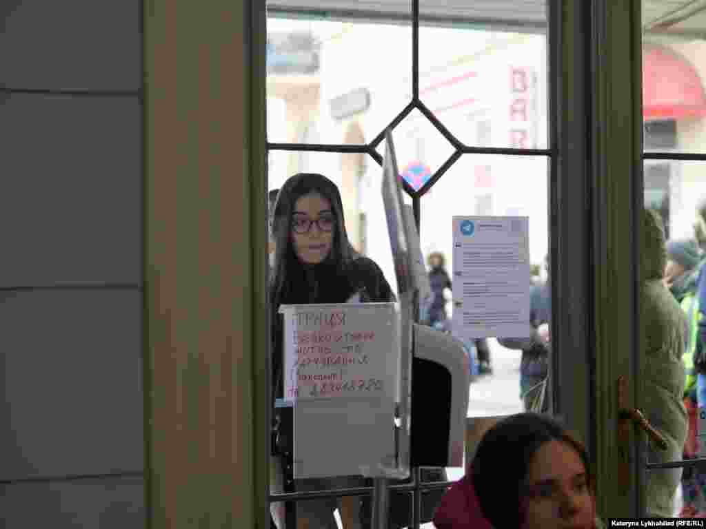 Вокзал &quot;жумуш издейм&quot; деп украинче жазылган жарнамаларга толгон.&nbsp;