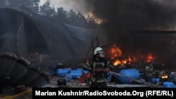 Пожежа на складі під Києвом. Туди потрапили уламки крилатої ракети Росії, яку збила ППО України – фотогалерея