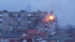 Жилой дом в Мариуполе после обстрела российскими военными