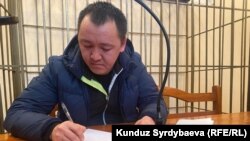 Мирлан Ураимов в зале суда. 