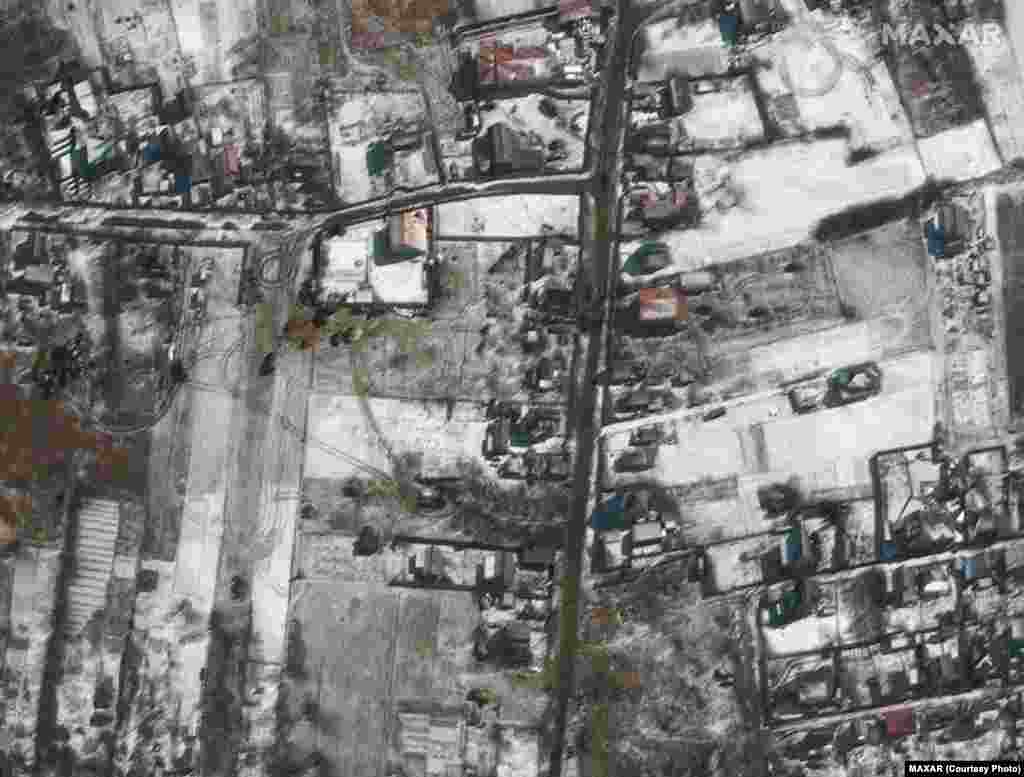 У селі Озера, що на північний схід від аеропорту &laquo;Антонов&raquo;, розгорнута російська військова техніка.&nbsp;Satellite image &copy;2022&nbsp;Maxar Technologies