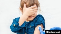 Щеплення – єдиний надійний захист від кору, особливо якщо у регіоні зафіксовано спалах захворюваності, наголошують у МОЗ