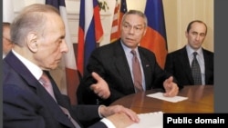 Հայաստանի նախագահ Ռոբերտ Քոչարյանը, Ադրբեջանի նախագահ Հեյդար Ալիևը և ԱՄՆ պետքարտուղար Քոլին Փաուելը Քի Ուեսթի հանդիպման ժամանակ, 3-ը ապրիլի, 2001թ.