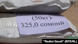 Душанбедеги базарда сатылган ун. 