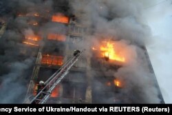 Kiýew. Howa zarbasyndan soň ot alan jaý