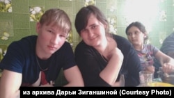 Погибший в Украине военнослужащий из иркутского поселка Чунский Илья Василенко с сестрой Дарьей Зиганшиной
