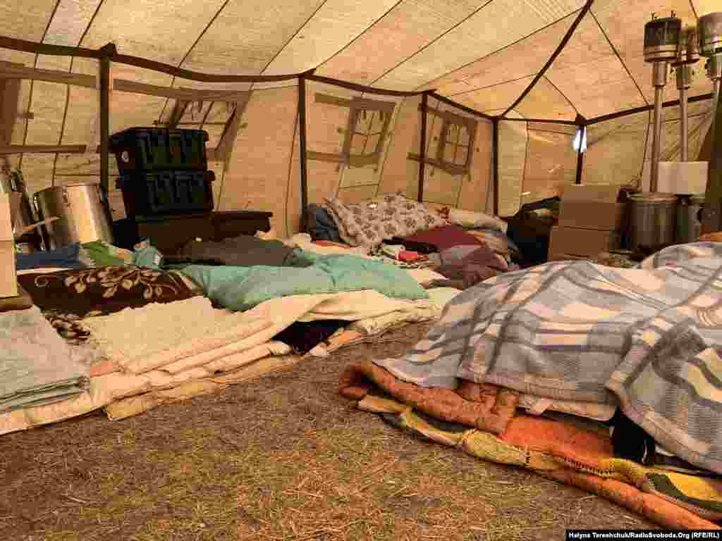 У цьому наметі громадяни, які втікають від війни за кордон, можуть переночувати чи кілька годин відпочити. За словами волонтерів, вночі всі місця заповнені