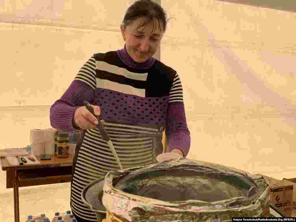 Волонтерка Оксана Вахула ‒ мешканка прикордонного села. Вона разом із односельцями допомагає тим, хто перетинає кордон, хто втікає від обстрілів і залишився без домівки. Жінка розповіла, що з першого дня, відколи люди переходять кордон, вона роздає гарячу каву і чай, обіди, які готують як поляки, так і українці. Дітям дають солодощі і засоби гігієни