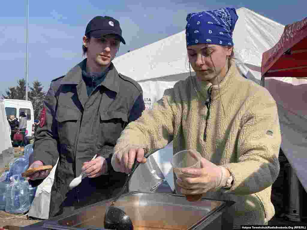 Волонтери &laquo;Мальтійської служби допомоги&raquo; ‒ Артур Бринзей із Івано-Франківська і Анна Лабай зі Львова &ndash; роздають&nbsp;біженцям їжу і гарячі напої. Молоді люди вирішили долучитись до допомоги, коли побачили багато дітей і жінок, які очікують у черзі