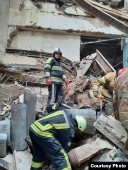 Рятувальники ліквідовують наслідки руйнувань закладу від російського обстрілу.