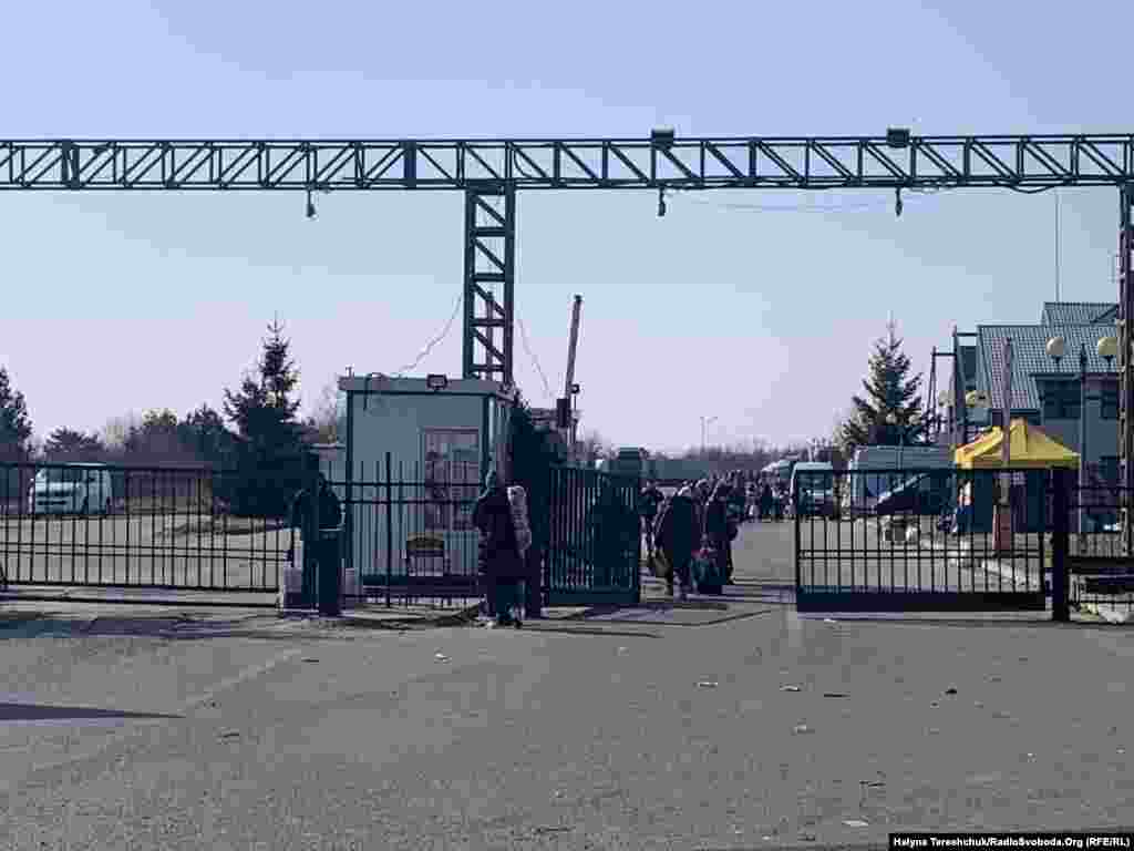 Громадяни України пішим переходом втікають за кордон. Хтось до родичів, хтось до знайомих чи друзів або ж просто по допомогу в європейські країни. За даними Організації Об&rsquo;єднаних Націй, з України від початку російської агресії виїхали понад 2,8 мільйона біженців